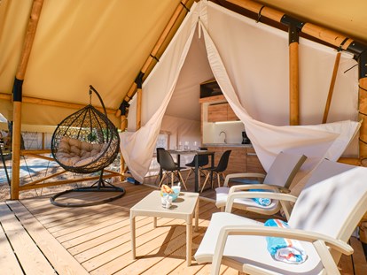 Luxuscamping - Terrasse - Cres - Lošinj - Überdachte Terrasse - Camping Cikat Glamping Zelt Typ Premium auf Camping Čikat 