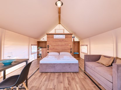 Luxuscamping - Dusche - Zadar - Schlafzimmer mit Esstisch und Sofa - Camping Cikat Glamping Zelt Typ Couple auf Camping Čikat  