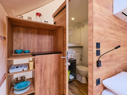 Luxuscamping - Kochmöglichkeit - Kvarner - Kleine Küche mit Bad - Camping Cikat Glamping Zelt Typ Couple auf Camping Čikat  