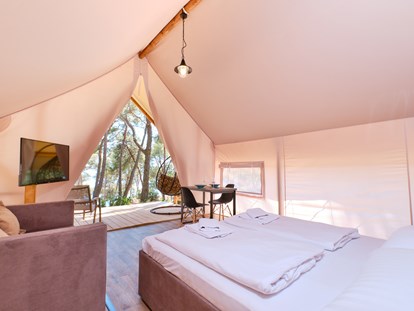 Luxury camping - Kühlschrank - Cres - Lošinj - Schlafzimmer auf der anderen Seite - Camping Cikat Glamping Zelt Typ Couple auf Camping Čikat  