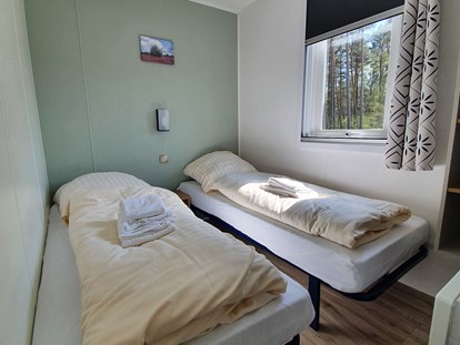 Luxuscamping - Gartenmöbel - Niedersachsen - Schlafzimmer 2 - Campingplatz "Auf dem Simpel" Heide-Lodge auf Campingplatz "Auf dem Simpel"