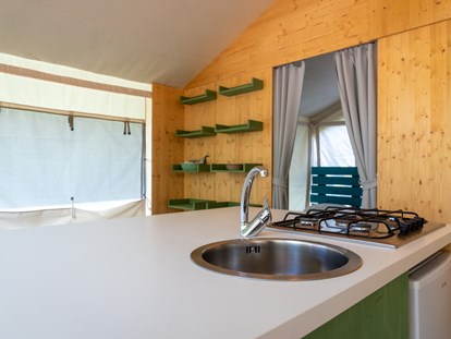 Luxury camping - Bad und WC getrennt - Italy - Glamping Tent Country Loft auf Camping Lacona Pineta - Camping Lacona Pineta Glamping Tent Country Loft auf Camping Lacona Pineta