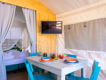 Luxury camping - Parkplatz bei Unterkunft - Italy - Glamping Tent Country Loft auf Camping Lacona Pineta - Camping Lacona Pineta Glamping Tent Country Loft auf Camping Lacona Pineta