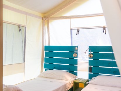 Luxury camping - TV - Italy - Glamping Tent Country Loft auf Camping Lacona Pineta - Camping Lacona Pineta Glamping Tent Country Loft auf Camping Lacona Pineta
