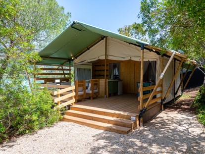 Luxuscamping - Art der Unterkunft: Lodgezelt - Glamping Tent Country Loft auf Camping Lacona Pineta - Camping Lacona Pineta Glamping Tent Country Loft auf Camping Lacona Pineta
