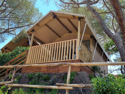 Luxury camping - TV - Italy - Glamping Tent Mini Lodge auf Camping Lacona Pineta - Camping Lacona Pineta Glamping Tent Mini Lodge auf Camping Lacona Pineta