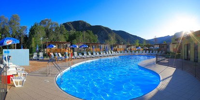 Luxuscamping - Terrasse - Italien - Pool am Campingplatz - Conca D'Oro Camping & Lodge Residence Il Borgo Delle Arti