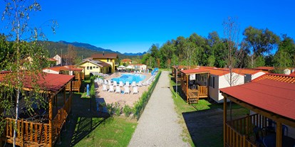 Luxury camping - Parkplatz bei Unterkunft - Piedmont - Campingplatzareal - Conca D'Oro Camping & Lodge Residence Il Borgo Delle Arti