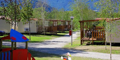 Luxuscamping - Parkplatz bei Unterkunft - Italien - Campingplatzareal - Conca D'Oro Camping & Lodge Residence Il Borgo Delle Arti