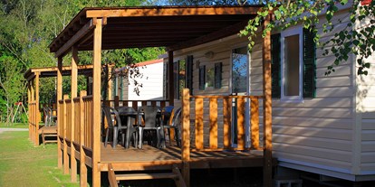 Luxuscamping - Parkplatz bei Unterkunft - Piemont - Mobilheim - Conca D'Oro Camping & Lodge Residence Il Borgo Delle Arti