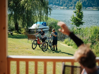 Luxury camping - Dusche - Faaker-/Ossiachersee - Ankommen und  Wohlfühlen - Terrassen Camping Ossiacher See Premium Mobilheime mit Terrassen am Terrassen Camping Ossiacher See
