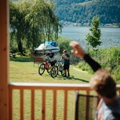 Luxuscamping: Ankommen und  Wohlfühlen - Terrassen Camping Ossiacher See: Premium Mobilheime mit Terrassen am Terrassen Camping Ossiacher See