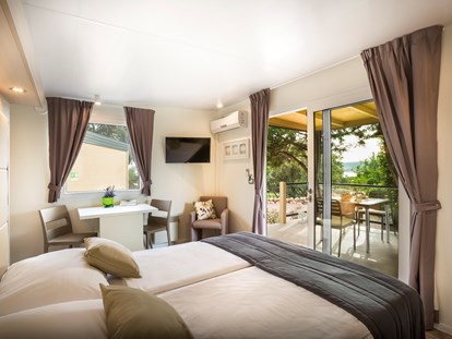 Luxuscamping - Krk - Doppelbett - Krk Premium Camping Resort - Valamar Krk Premium Camping Resort - Mobilheim Bella Vista Premium Romantic 