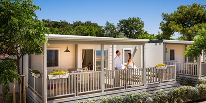 Luxuscamping - Krk - Wohnzimmer mit Satelliten-TV und zwei Badezimmer - Krk Premium Camping Resort - Valamar Krk Premium Camping Resort - Mobilheim Superior