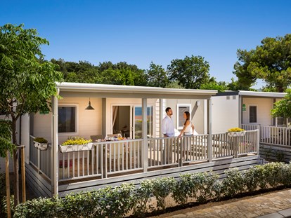 Luxuscamping - Zadar - Šibenik - Wohnzimmer mit Satelliten-TV und zwei Badezimmer - Krk Premium Camping Resort - Valamar Krk Premium Camping Resort - Mobilheim Superior