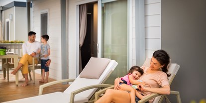 Luxuscamping - Krk - Family Mobilheime sind klimatisiert und haben eine große und überdachte Terrasse. - Krk Premium Camping Resort - Valamar Krk Premium Camping Resort - Mobilheim Family 
