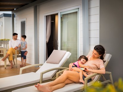 Luxuscamping - Zadar - Šibenik - Family Mobilheime sind klimatisiert und haben eine große und überdachte Terrasse. - Krk Premium Camping Resort - Valamar Krk Premium Camping Resort - Mobilheim Family 