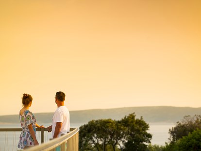 Luxuscamping - Kochmöglichkeit - Zadar - Šibenik - Eine atemberaubende Aussicht auf das Meer - Krk Premium Camping Resort - Valamar Krk Premium Camping Resort - Mobilheim Family 