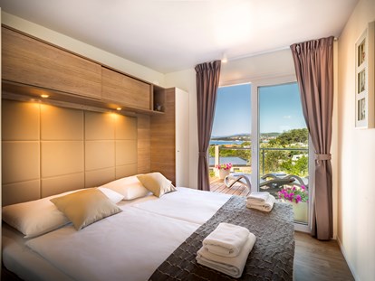 Luxuscamping - Art der Unterkunft: Mobilheim - Zadar - Šibenik - Schlafzimmer mit Doppelbett - Krk Premium Camping Resort - Valamar Krk Premium Camping Resort - Mobilheim Bella Vista Premium 