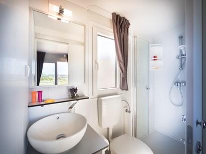 Luxuscamping - Klimaanlage - Zadar - Šibenik - 2 Badezimmer mit Dusche - Krk Premium Camping Resort - Valamar Krk Premium Camping Resort - Mobilheim Bella Vista Premium 