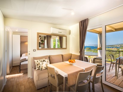 Luxuscamping - Kochmöglichkeit - Zadar - Šibenik - Wohnraum mit Sofa - Krk Premium Camping Resort - Valamar Krk Premium Camping Resort - Mobilheim Bella Vista Premium 
