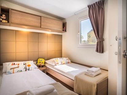 Luxuscamping - Kochmöglichkeit - Kvarner - Kinderschlafzimmer mit 2 Einzelbetten - Krk Premium Camping Resort - Valamar Krk Premium Camping Resort - Mobilheim Bella Vista Premium 