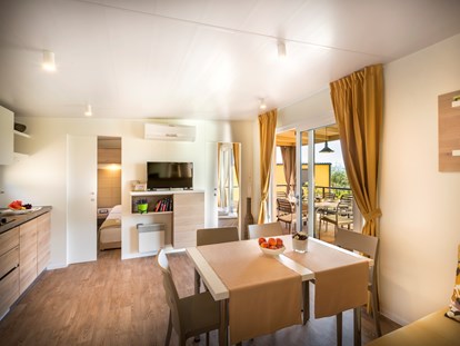 Luxuscamping - Kochmöglichkeit - Zadar - Šibenik - Wohnraum mit voll ausgestatteter Küche und Sofa - Krk Premium Camping Resort - Valamar Krk Premium Camping Resort - Bella Vista Premium Family 
