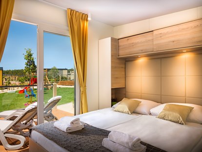 Luxuscamping - Sonnenliegen - Krk - Schlafzimmer mit Doppelbett - Krk Premium Camping Resort - Valamar Krk Premium Camping Resort - Bella Vista Premium Family 