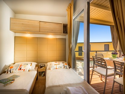 Luxuscamping - Dusche - Zadar - Šibenik - Zwei Kinderschlafzimmer mit 2 Einzelbetten - Krk Premium Camping Resort - Valamar Krk Premium Camping Resort - Bella Vista Premium Family 