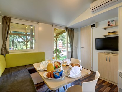 Luxuscamping - Terrasse - Porec/Tar - Wohnzimmer mit Zustellbett - Lanterna Premium Camping Resort - Valamar Lanterna Premium Camping Resort - Mobilheim Comfort 