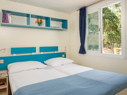 Luxuscamping - Dusche - Istrien - Schlafzimmer mit Ehebett - Lanterna Premium Camping Resort - Valamar Mobilheim Superior auf Lanterna Premium Camping Resort