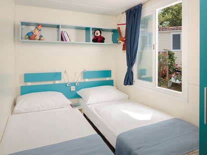 Luxuscamping - Dusche - Istrien - Kinderzimmer mit zwei Betten - Lanterna Premium Camping Resort - Valamar Mobilheim Superior auf Lanterna Premium Camping Resort