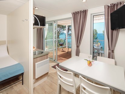 Luxuscamping - Dusche - Istrien -  Wohnzimmer mit Satelliten-TV - Lanterna Premium Camping Resort - Valamar Mobilheim Premium Vista Mare auf Lanterna Premium Camping Resort