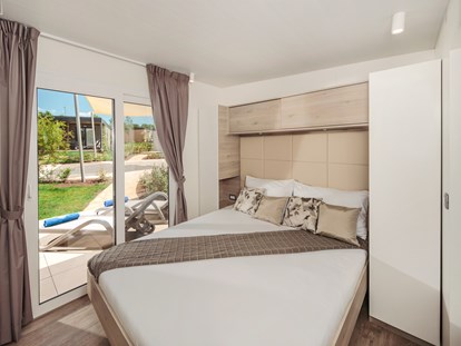 Luxuscamping - Grill - Istrien - Schlafzimmer mit Doppelbett - Lanterna Premium Camping Resort - Valamar Mobilheim Mediterannean Garden Premium auf Lanterna Premium Camping Resort