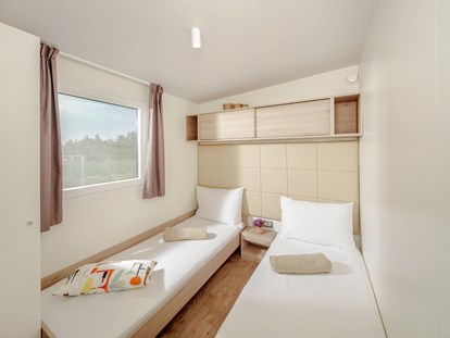 Luxury camping - Novigrad - Kinderschlafzimmer mit 2 Einzelbetten - Lanterna Premium Camping Resort - Valamar Mobilheim Mediterannean Garden Premium auf Lanterna Premium Camping Resort