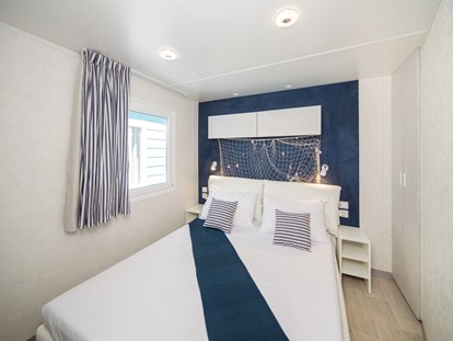 Luxuscamping - Grill - Kroatien - Schlafzimmer mit Doppelbett - Lanterna Premium Camping Resort - Valamar Lanterna Premium Camping Resort - Mobilheime Marine Premium Family 