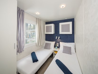 Luxuscamping - Grill - Istrien - 2 Kinderzimmer mit 2 Einzelbetten
 - Lanterna Premium Camping Resort - Valamar Lanterna Premium Camping Resort - Mobilheime Marine Premium Family 