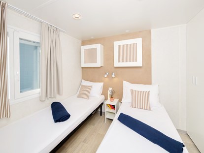 Luxuscamping - Kochmöglichkeit - Novigrad - Kinderzimmer mit 2 Einzelbetten - Lanterna Premium Camping Resort - Valamar Lanterna Premium Camping Resort - Marine Premium Mobilheime