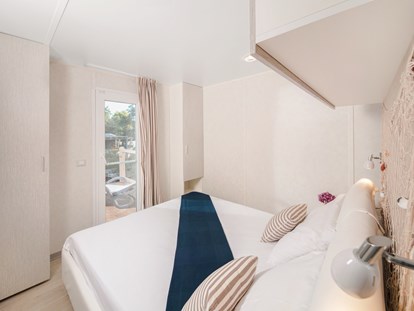 Luxuscamping - Art der Unterkunft: Mobilheim - Novigrad - Schlafzimmer mit Doppelbett - Lanterna Premium Camping Resort - Valamar Lanterna Premium Camping Resort - Marine Premium Mobilheime