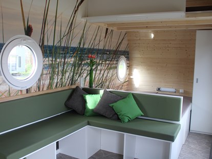 Luxuscamping - barrierefreier Zugang ins Wasser - Der Wohnbereich wird mit Pelletofen geheitzt
Tiny Ey - Tiny Ferien- und Ausstellungspark