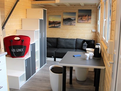 Luxuscamping - barrierefreier Zugang ins Wasser - Wohnbereich Black Beauty mit einer Schrantreppe zum Schlafloft - Tiny Ferien- und Ausstellungspark