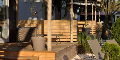 Luxuscamping - Kategorie der Anlage: 4 - Bed and breakfast mobile home with terrace and garden - B&B Suite Mobileheime für 2 Personen mit eigenem Garten