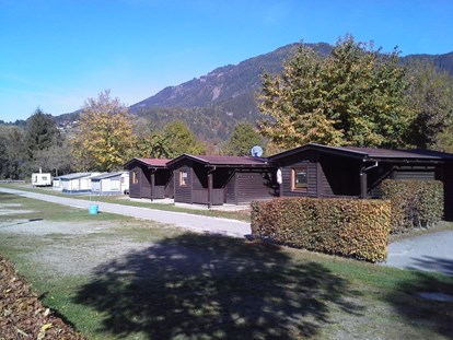 Luxuscamping - barrierefreier Zugang ins Wasser - Chalets Außenansicht - Herbst - Camping Brunner am See