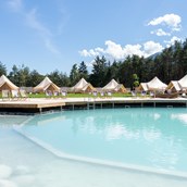 Glamping-Resorts: Glampingzelte in unmittelbarer Nähe des Natur Schwimmteiches - Camping Gerhardhof