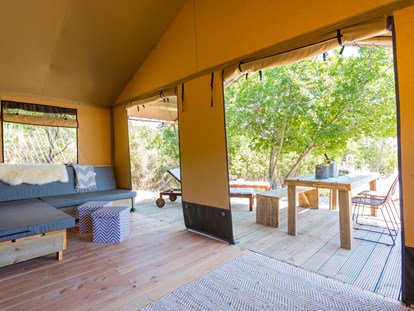 Luxuscamping - Hundewiese - Safari-zelt deluxe (6 personen) Wohnzimmer und Terrasse - Boutique camping Nono Ban