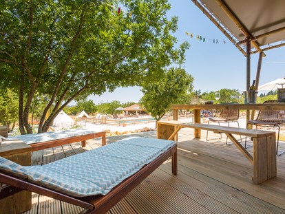 Luxuscamping - öffentliche Verkehrsmittel - Safari-zelt deluxe (6 personen) Terrasse mit pool-view - Boutique camping Nono Ban
