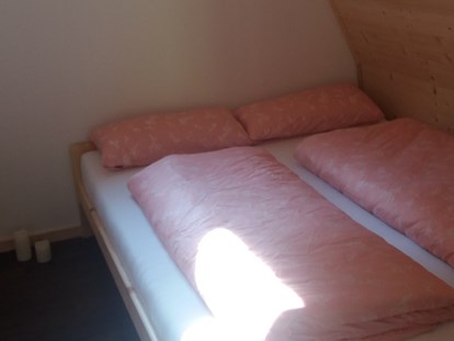 Luxuscamping - Deutschland - Schlafen im Hol-Igloo 
Das Schlafzimmer mit einem gemütlichen Doppelbett. 160x200 cm - Vollmershof