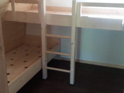 Luxuscamping - barrierefreier Zugang ins Wasser - Das Kinderzimmer mit extra eingebauten Betten. 
Auf dem Foto fehlen natürlich noch die Matratzen! :-) 
Maße 80x200cm - Vollmershof