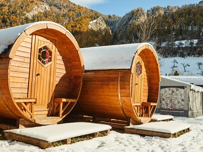 Luxuscamping - Umgebungsschwerpunkt: See - Unsere Wohnfässer sind auch im Winter bewohnbar. Beheizt mit Infrarotstrahlern. Gemütlich warm. - Camping Dreiländereck in Tirol
