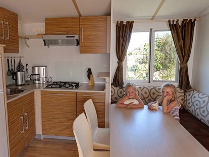 Luxuscamping - barrierefreier Zugang ins Wasser - Kroatien - Küche mit Eckbank - Camping Resort Lanterna - Suncamp
